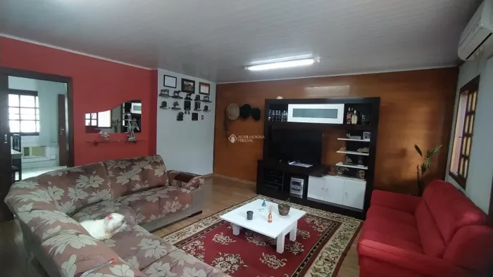 CASA 3 QUARTOS, PÁTIO, PISCINA E ESPAÇO PARA 3 CARROS.
