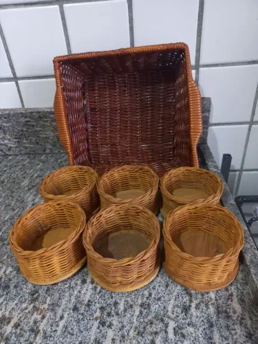 Cesto (22x22)com 6 descansos para copos em vime