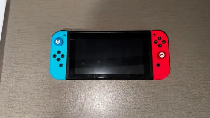 Nintendo Switch V2 (Caixa Vermelha) + Pokémon Sword + Acessórios | Completo