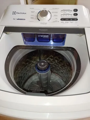 Vendo máquina de lavar roupa Eletrolux em ótimo estado de conservação, branca,14 kg, LED14