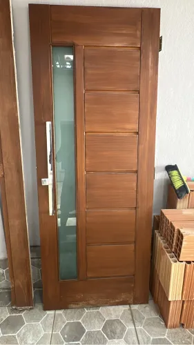 Porta de entrada com puxador e fechadura