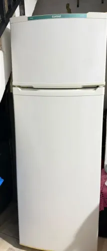 vende-se uma cama; uma geladeira, uma bicicleta, um guarda-roupa.