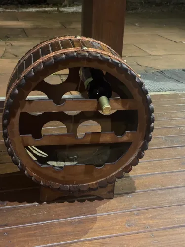 Adega em madeira de lei