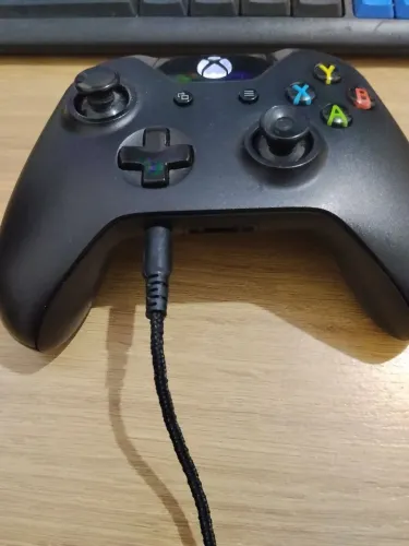 Xbox one com jogos e um controle
