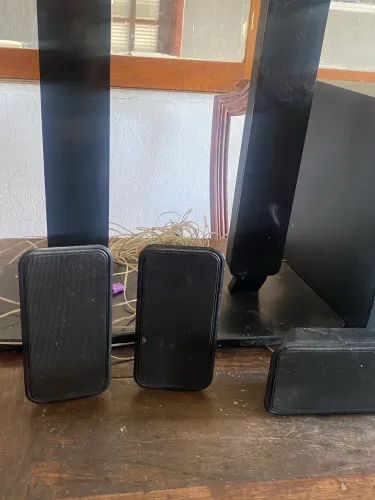 Caixa de som são três caixas pequena duas torres e um sub off