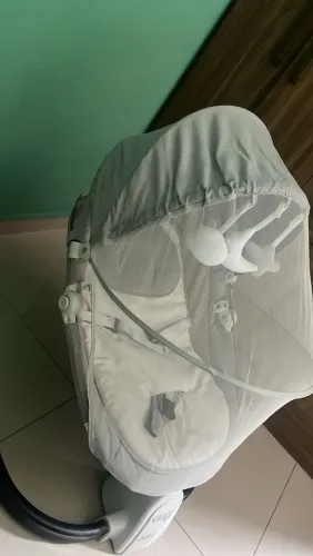 Cadeira balança e toca música