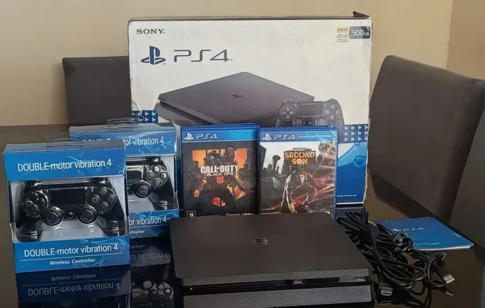 PS4 Slim (Com lacre) + 2 Controles + 2 Jogos (Mais informações na descrição)