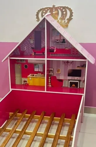 Cama feminina com cabeceira de "casinha de bonecas"