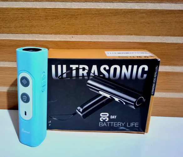 Dispositivo Ultrassônico Portátil para Controle de Latidos e Adestramento de Cães.