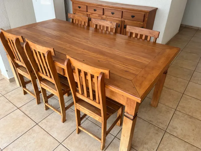 Conjunto madeira maciça. Mesa 2m + 06 cadeiras + aparador 2m + 04 banquetas. 