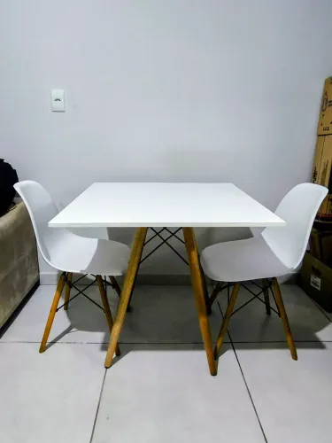MESA QUADRADA com Duas CADEIRAS