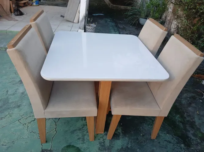 Mesa 4 cadeiras tampo vidro