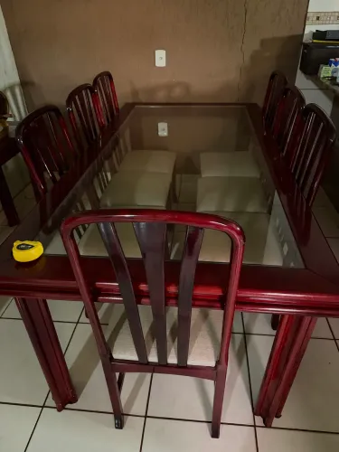 Mesa jogo de cadeiras e aparador
