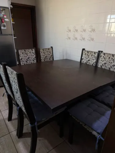 Mesa quadrada ( Sem as cadeiras com giratório removível.medida 1.30 x 1.30 .Somente a Mesa