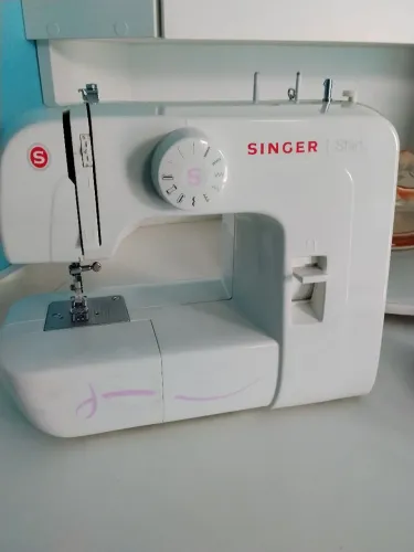 Máquina de costura Singer start semi nova