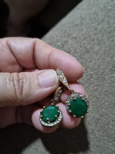 Brincos em Prata Turca com zirconias e lascas de esmeraldas. 