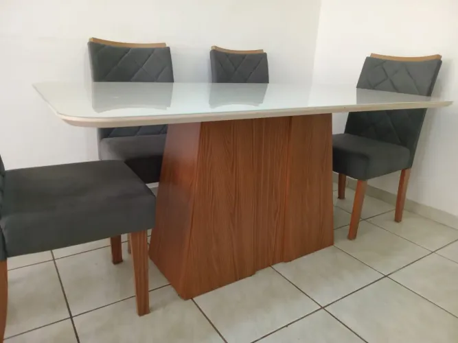 Mesa com 6 cadeiras