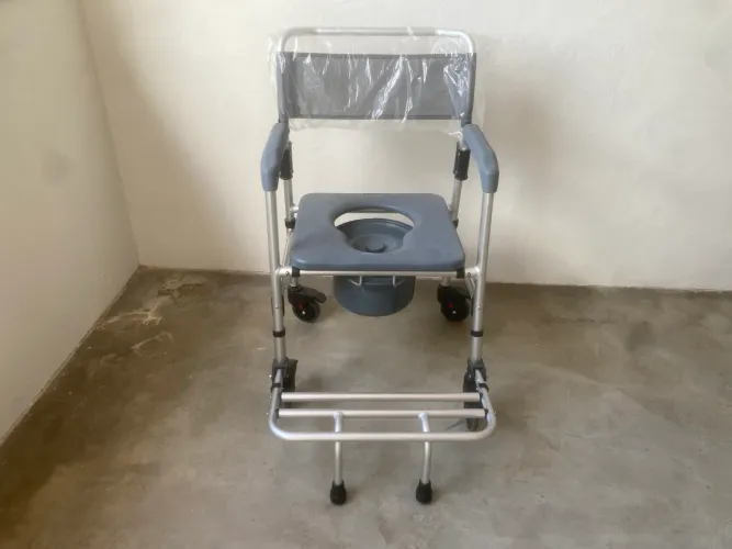 Cadeira de Banho com Rodas - Seminova, Pouquíssimo Uso