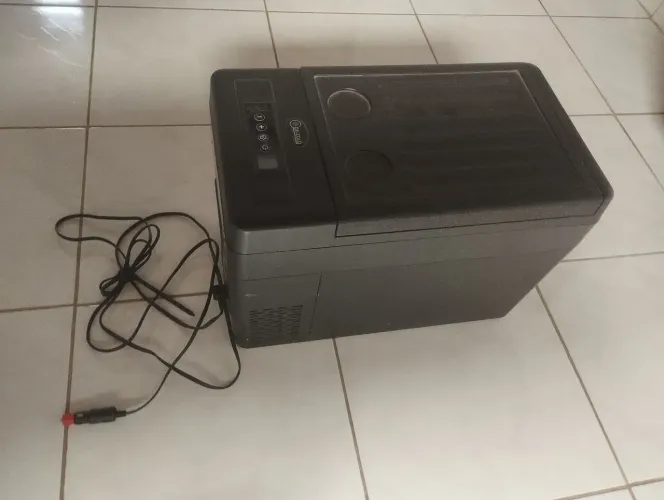 Vende-se uma geladeira DX portátil 30litros chega a -15 graos