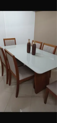 MESA 6 cadeiras maciças, base laqueada . Em ótimo estado!