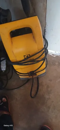 Vendo uma máquina de alta pressão pouco tempo de usao
