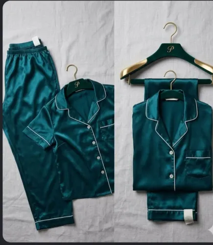 Pijama de cetim com calça, short, blusa manga curta com abertura frontal