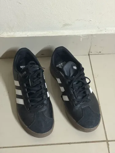 Tênis adidas