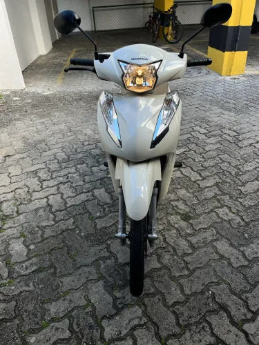 Vendo Biz 125 com 3.200km