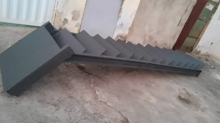 Escada de ferro com patamar tamanho 4 x 80
