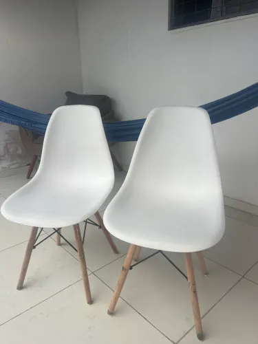 Cadeira eames pés de madeira