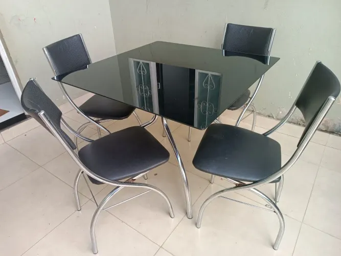 Mesa com 4 cadeiras