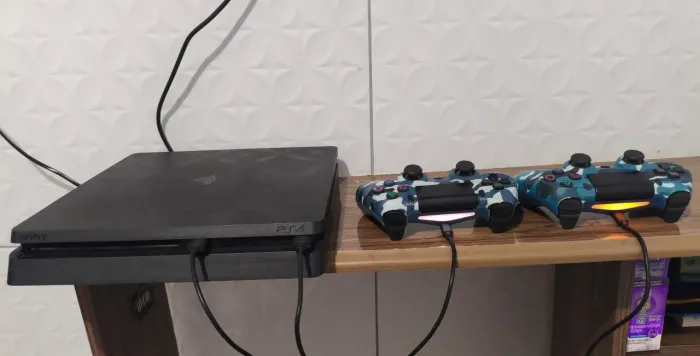 PS4 com cabos tipo C e dois controles funcionando perfeitamente 1000.00