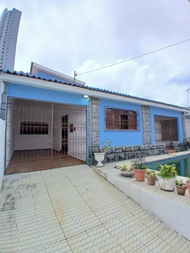 Alugo casa no Brisamar com 04 quartos, piscina, dependência e excelente local