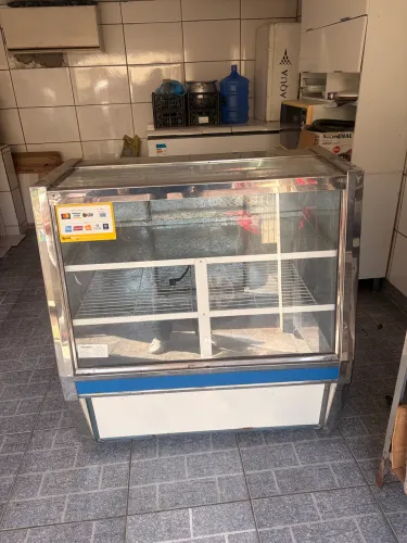 Balcão Expositor Refrigerado 220V - Vitrine Refrigerada para Comércio