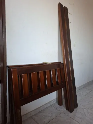Cama solteiro de madeira maciça