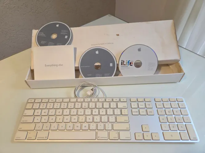 Vendo teclado Apple original na caixa e com CDs de instalação 