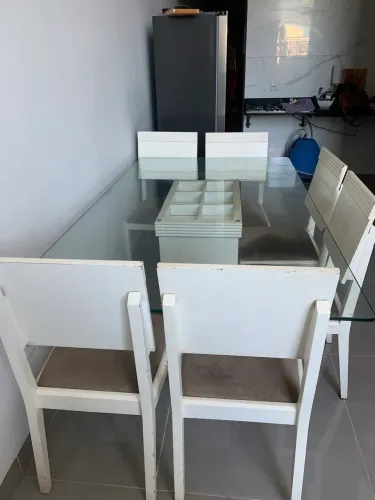 Conjunto de mesa com 6 cadeiras, tampo em vidro, base de madeira