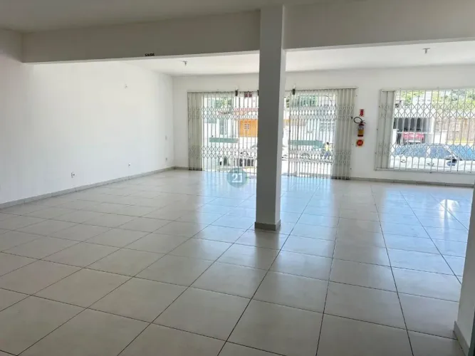 Loja térrea comercial c/ 200mts para locação em Biguaçu-SC, bairro Rio Caveiras: Espaço am