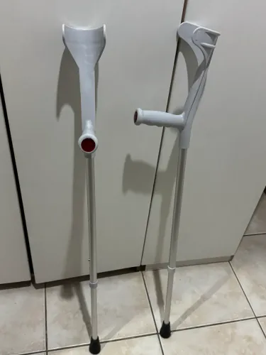 Vendo Par de Muletas Novas Cinza Claro