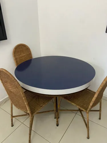 Mesa redonda vintage em rattan com 3 cadeiras retrô