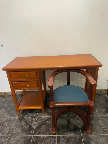 Kit Escrivanhinha com Cadeira Estofada Estilosa em Mogno, ideal para quarto de estud