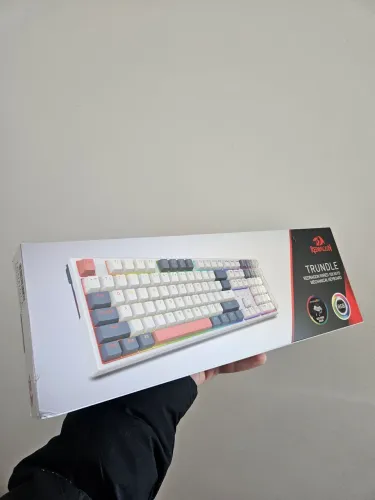 Teclado Mecânico Gamer Redragon Trundle RGB - Branco, Azul e Rosa | Switch Marrom