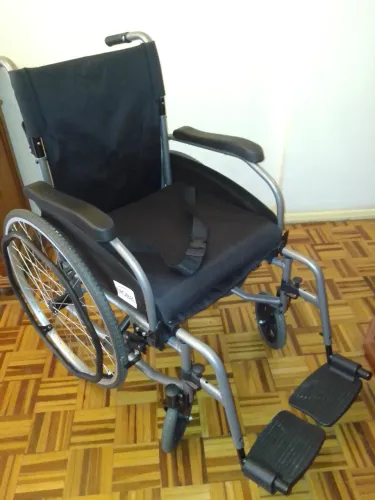 Cadeira de Rodas Mobil MBCR-H065C - Em aluminio, Dobrável - R$ 700