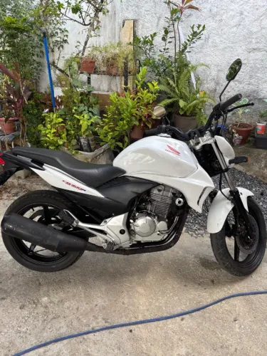 Moto CB300R branca 2014 Revisada motor em ótimo estado. 