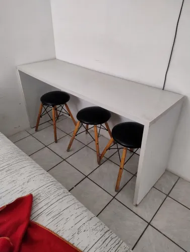 Bancada com três bancos.