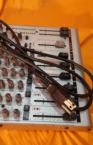 Mesa de som Eurorack UB1204-Pro Behringer