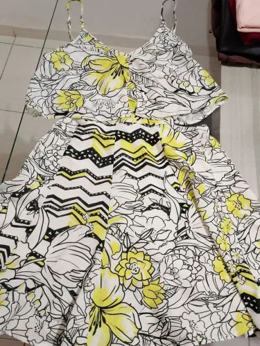 Vestido Estampado Floral e Com Recorte Lateral 