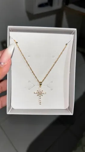 Colar de Ouro com pingente de cruz.