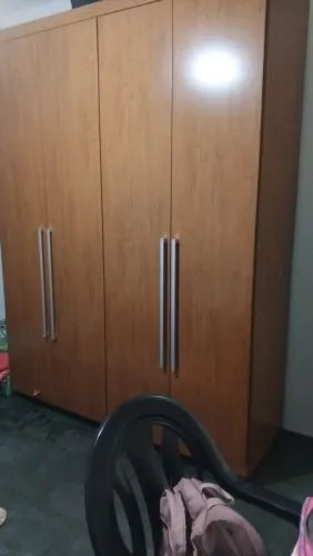 Vendo dois guarda-roupas de madeira