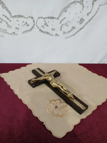 Antigo Cristo De Bronze E Jacaranda